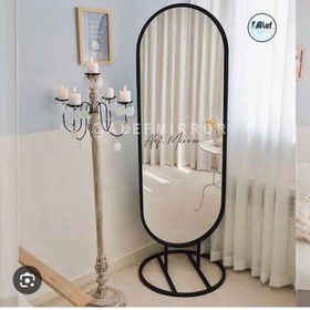 تصویر آینه ایستاده 