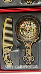 تصویر آینه و شانه فلزی 