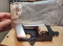 تصویر دستگیره داخلی عقب سمت راست هیوندای سانتافه2011 برند:اصلی جنیون پارت باکدفنی: 82620 2B010J9 