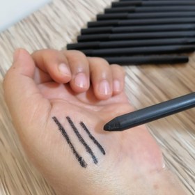 تصویر مدادچشم مشکی تقویتی با سرمه چهارمغز ارگانیک حسنی Eyeliner