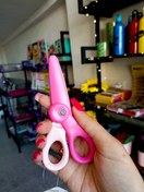 تصویر قیچی کودک لبه پلاستیکی - صورتی 