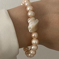 تصویر دستبند مروارید اصل (پرورشی) با صدف 8 میلیمتر Pearl bracelet with shell