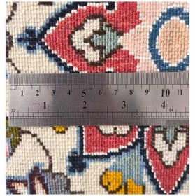 تصویر فرش دستباف نایین رومیزی ۹لا طرح ترنجدار کرم 