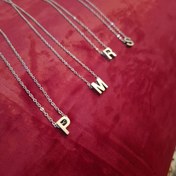 تصویر گردنبند حروف نقره ای با زنجیر دیپلمات 
