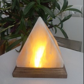 تصویر آباژور سنگ نمک طرح هرم 