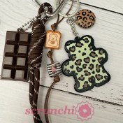 تصویر چارم بگ پلنگی با عروسک رزینی 