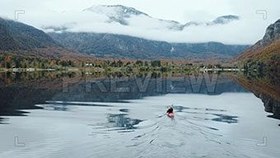 تصویر دانلود فوتیج مرد کایاک سوار در یک دریاچه آبی Man Kayaking In A Blue Lake 