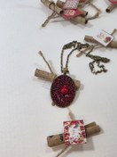 تصویر گردنبند تم یلدایی روی مانتو و لباس 