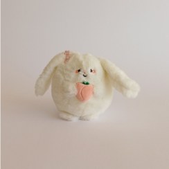 تصویر عروسک آویزی خرگوش هلو به دست 