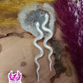 تصویر گوشواره مار آلبینو رزینی Albino snake earrings