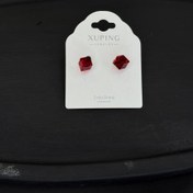 تصویر گوشواره میخی نقره ای مکعبی قرمز 