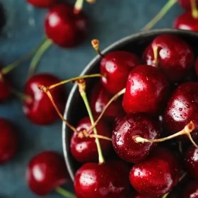 تصویر بالم لب EOS با طعم گیلاس سیاه (Black Cherry) - مرطوب‌کننده و نرم‌کننده لب 