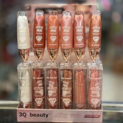 تصویر لیپ گلاس شاین و هایلایتر مایع ۲کاره از برند اورجینال 3Q beauty با کیفیت و ماندگاری بالا در ۶رنگ جذاب و ترند ا 2-function liquid lip gloss and highlighter from the original 3Q beauty brand with high quality and durability in 6 attractive and trendy colors 2-function liquid lip gloss and highlighter from the original 3Q beauty brand with high quality and durability in 6 attractive and trendy colors