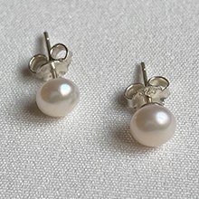 تصویر گوشواره میخی مروارید سفید ۵ میلیمتر White pearl stud earrings