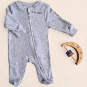 تصویر سرهمی نوزادی وارداتی دارای جوراب استپ دار طرح BEAR HUGS رنگ طوسی برند پریمارک 