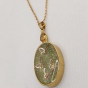 تصویر گردنبند رزین و قاب برنج طرح پروانه‌ 