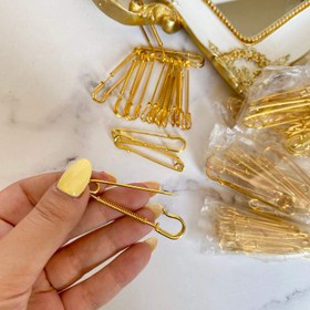 تصویر سنجاق قفلی طلایی سایز کوچک و بزرگ 