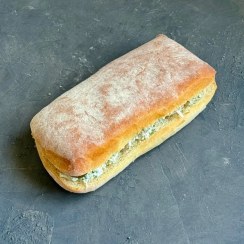 تصویر ساندویچ مرغ و جعفری با نان چاپاتا 