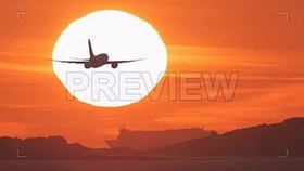 تصویر دانلود فوتیج پرواز هواپیما به سمت خورشید Airplane Flying Into Sun 