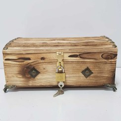 تصویر صندوقچه چوبی بزرگ سوخته پایه فلزی باقفل وکلید 