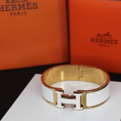 تصویر دستبند و بنگل هرمس قفل اصلی با حک HERMES در داخل 