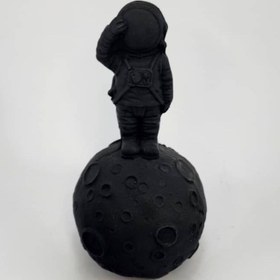 تصویر فضانورد ایستاده 