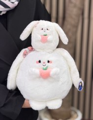 تصویر عروسک خرگوش هلو به دست 