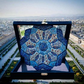 تصویر بشقاب میناکاری (۲۵cm) به‌همراه جعبه جیر 