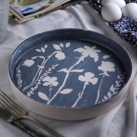 تصویر ظرف لبه دار گل سفید 