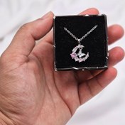 تصویر گردنبند زنانه ماه و پروانه جواهری با طرح استیل 