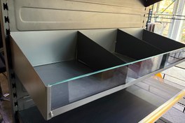 تصویر طبقه حبوباتی و خشکبار جلو شیشه اکونومی 