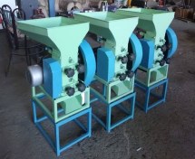 تصویر دستگاه بادام شکن فروشگاهی تکفاز Almond crushing machine