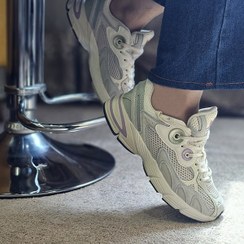تصویر کفش کتونی زنانه آدیداس رنگ کرم با خطوط بنفش Adidas 602 C 