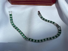 تصویر دستبند تنیسی طرح جواهر سبز و نقره ای 