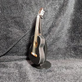 تصویر گیتار کلاسیک رومیزی - دکوری چوبی مشکی - دستساز 