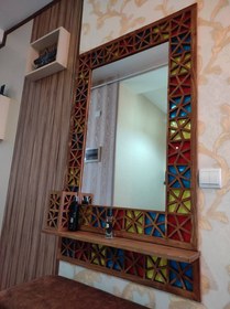 تصویر آینه و کنسول دیواری گرهچینی با تلق رنگی Mirror and wall console of Chinese knot with colored talaq