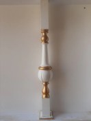 تصویر نرده چوبی سفید طلایی خمره ای شیار دار 