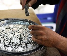 تصویر قلم زنی روی مجمع مسی 