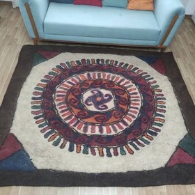 تصویر نمد فرش دستبافت بانوی ترکمن طرح سنتی 