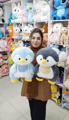 تصویر عروسک پنگوئن پیشبندی - آبی / 45 سانت 