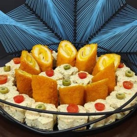 تصویر سینی فینگر فود و مزه راتا مرغ و رول ژامبون سوخاری . 