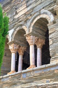 تصویر عکس با کیفیت از پنجره قدیمی 