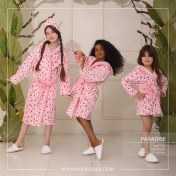 تصویر حوله پالتویی بچه‌گانه پودایران طرح پارادایس صورتی – سایز 100 