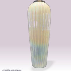 تصویر گلدان ایستاده کنار سالنی 