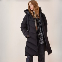 تصویر کاپشن پافر بلند زنانه مشکی ترک کلاه دار 