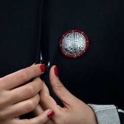 تصویر سنجاق سینه نقره اناری را به فال آمدنت یکی یکی دانه میکنم سنگ عقیق 