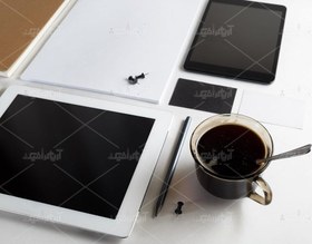 تصویر عکس با کیفیت میزکار همراه با فنجان قهوه 