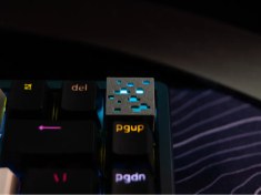 تصویر کلید کیبورد (کی کپ) طرح فلز مدل شبکه‌ای 