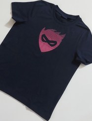 تصویر تیشرت طرح نقابدار رنگ سورمه ای جلو صورتی 