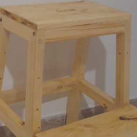 تصویر چهارپایه چوبی 